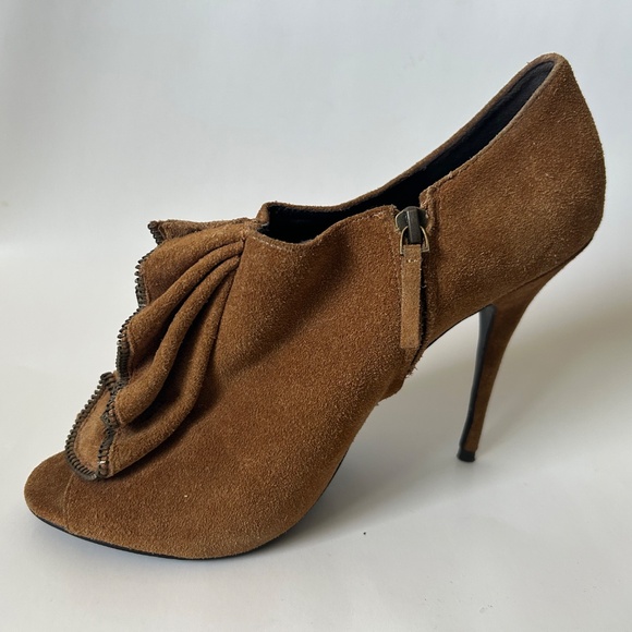 Funky & Comfy!! - Picture 3 of 10